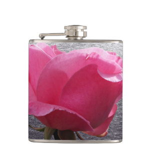 Cantil cor-de-rosa sobre a cinza