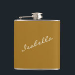 Cantil Dourado Mostarda Elegante Nome da Festa de Casamen<br><div class="desc">Celebre com estilo com este frasco de ouro amarelo mostarda com uma fonte de letra elegante. Perfeito para festas de despedida de solteira, chás de noiva e presentes para damas de honra, este design elegante é um souvenir memorável. Uma ótima escolha para brindes de festa de casamento, viagens de meninas...</div>