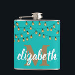 Cantil Estrada de Luzes Turquesa Personalizada<br><div class="desc">Frasco turquesa com uma corda de luzes de festa e o nome da sua dama de ponte sobre uma grande inicial de ouro. presente, festa de solteira ou presente de festa de aniversário da dama de nozes excelente. Mais cores feitas para você em nossa loja, assim como mais ideias de...</div>