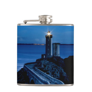 Cantil Farol na parede do oceano à noite
