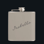 Cantil Festa de Casamento Elegante Nome em Marrom Taupe<br><div class="desc">Celebre com estilo com esta garrafa de taupe marrom apresentando uma fonte de letra elegante. Perfeita para festas de despedida de solteira, chás de panela e presentes para damas de honra, este design sofisticado torna um presente memorável. Uma ótima escolha para brindes de festa de casamento, viagens de garotas ou...</div>