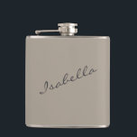 Cantil Festa de Casamento Nome Elegante em Marrom Taupe<br><div class="desc">Celebre com estilo com este frasco marrom taupe com uma fonte elegante. Perfeito para festas de despedida de solteira, chás de panela e presentes para damas de honra, este design sofisticado torna um presente memorável. Uma ótima escolha para brindes de festa de casamento, viagens de garotas ou uma noite divertida....</div>