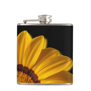 Cantil Flor amarela sobre fundo preto