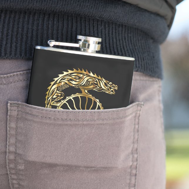 Cantil forja de capacete de ouro cavaleiro em textura dou (In Situ)