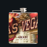 Cantil Frasco de Sobreposição de Licor de Las Vegas Perso<br><div class="desc">Fláscara de Líquido de Casamento Leve Neon de Las Vegas para Groom/Best Man/Padrinho de casamento ou qualquer pessoa. O texto é para você personalizar/personalizar ou excluir,  se desejar. Sinta-se livre para alterar a fonte,  a cor do texto,  o tamanho do texto,  bem como redimensionar/mover a imagem. Totalmente personalizável.</div>