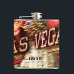Cantil Frasco de Sobreposição de Licor de Las Vegas Perso<br><div class="desc">Fláscara de Líquido de Casamento Leve Neon de Las Vegas para Groom/Best Man/Padrinho de casamento ou qualquer pessoa. O texto é para você personalizar/personalizar ou excluir,  se desejar. Sinta-se livre para alterar a fonte,  a cor do texto,  o tamanho do texto,  bem como redimensionar/mover a imagem. Totalmente personalizável.</div>