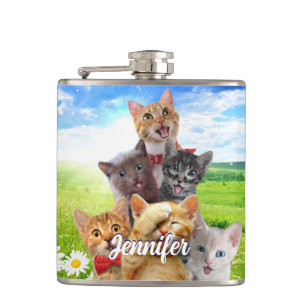 Cantil Gatinhos engraçados em campo verde.