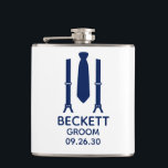 Cantil Gravata Azul do Noivo<br><div class="desc">Esta garrafa é perfeita para o noivo. Se toda a sua comitiva de casamento estiver usando ternos, este design com suspensórios e uma gravata azul seria perfeito. Casual, mas formal. Seriam ótimos para uma despedida de solteiro ou fim de semana. Compre um para todos no grupo da noiva. O título...</div>