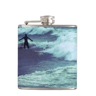 Cantil Homem em ondas do mar