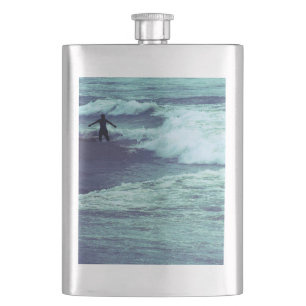 Cantil Homem em ondas do mar