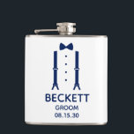 Cantil Laço Azul do Noivo<br><div class="desc">Esta garrafa é ótima para o noivo. Se toda a sua comitiva de casamento estiver usando ternos, este design com suspensórios e um laço azul seria perfeito. Casual, mas formal. Seria ótimo para um fim de semana de despedida de solteiro ou uma festa de despedida de solteiro. Um presente divertido...</div>