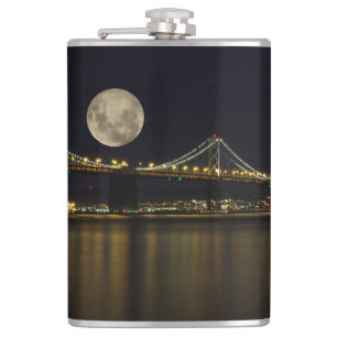 Cantil Lua cheia sobre a ponte do compartimento