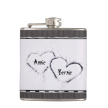 Madeira cinzenta afligida de dois corações neve