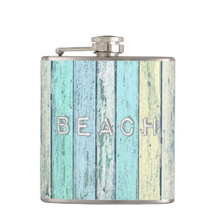 Cantil Madeira lançada costa rústica da praia