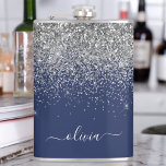 Cantil Marinho Blue Silver Glitter Girly Monographic Nome<br><div class="desc">Silver e Marinho Blue Sparkle Glitter escovado Monograma de Metal Nome e Frasco de Partido Inicial. Isto faz o doce e perfeito aniversário de 16 anos,  casamento,  chá de panela,  aniversário,  chá de fraldas ou festa de solteira presente para alguém que ama luxo de luxo e estilos quíticos.</div>
