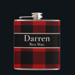 Cantil Melhor Amigo com Nome Personalizado em Buffalo Pla<br><div class="desc">Este frasco personalizado apresenta um padrão rústico de xadrez Buffalo plaid vermelho e preto. Um nome de exemplo e o título de Melhor Amigo são impressos em uma faixa preta. É um presente perfeito para agradecer os padrinhos no seu casamento.</div>