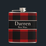 Cantil Melhor nome personalizado na Xadrez de Buffalo<br><div class="desc">Este frasco de manutenção personalizado apresenta um padrão de xadrez de búfalos ruidoso,  vermelho e preto. Um nome de exemplo e o título do Melhor Homem são impressos em uma faixa preta. É um presente perfeito para obrigado dos padrinhos de casamento do seu casamento.</div>