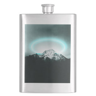 Cantil Misteriosa luz azul-neon da montanha nevada