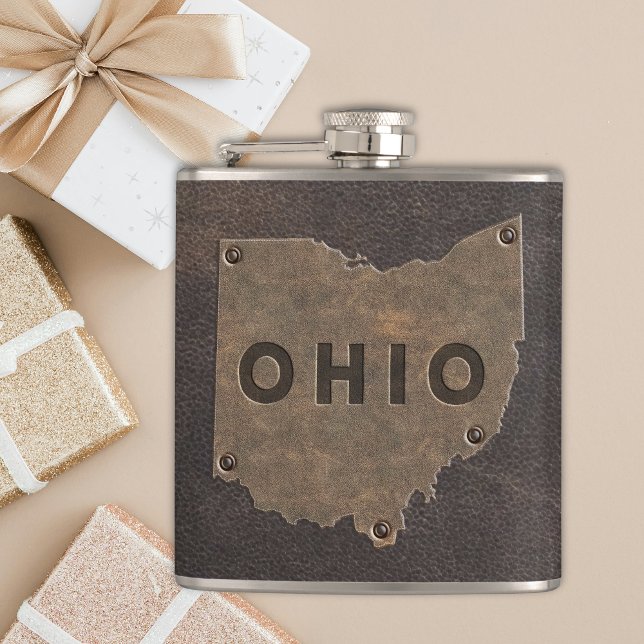 Cantil Monograma em Faux de Couro de Ohio (A masculine Ohio state map outline in faux leather makes this flask a perfect gift for groomsmen.)