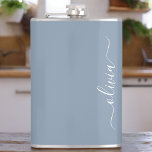 Cantil Monograma Moderno Minimalista Dusty Blue Elegante<br><div class="desc">Apresentando nossa Coleção Elegante de Monograma Moderno Minimalista e Dusty: Eleve seu estilo com sofisticação e charme de eterno subestimados. Nossa coleção apresenta designs minimalistas em uma matiz azul suja, aperfeiçoada com monogramas elegantes adaptados ao seu gosto pessoal. De papelaria refinada a acessórios versáteis, cada peça da nossa coleção é...</div>