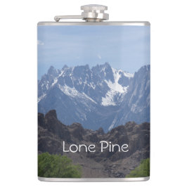 Cantil Montanhas com capa de neve de pinheiro solitário