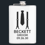 Cantil Noivo Traje a Rigor<br><div class="desc">Esta garrafa é perfeita para o noivo. Se toda a sua comitiva de casamento estiver usando ternos, este design com suspensórios e uma gravata preta seria perfeito para todos eles. Casual, mas formal. Seriam ótimos para uma despedida de solteiro ou fim de semana. O título pode ser alterado para padrinho,...</div>