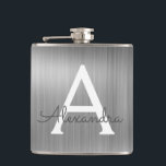 Cantil Nome do monograma de metal escovado de prata e ini<br><div class="desc">Monograma Elegante De Silver De Luxo. Este Flask pode ser personalizado para incluir seu nome inicial e próprio. O Silver Flask é perfeito para uma comemoração de aniversário ou festa de solteira.</div>