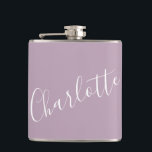Cantil Nome Personalizado do Script Minimalista Dusty Lil<br><div class="desc">Estilo com nosso nome de tipografia de script minimalista Flask em Dusty Lilac! Este frasco chic apresenta um design elegante com letras elegantes, perfeito para adicionar um toque pessoal ao suporte da sua bebida. Quer seja um presente para um amigo ou um presente para você mesmo, este frasco de na...</div>