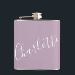 Cantil Nome Personalizado do Script Minimalista Dusty Lil<br><div class="desc">Estilo com nosso nome de tipografia de script minimalista Flask em Dusty Lilac! Este frasco chic apresenta um design elegante com letras elegantes, perfeito para adicionar um toque pessoal ao suporte da sua bebida. Quer seja um presente para um amigo ou um presente para você mesmo, este frasco de na...</div>