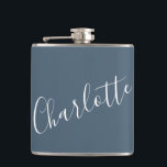 Cantil Nome Personalizado Rascunho Minimalista Azul Escur<br><div class="desc">Garrafa de Nome com Tipografia de Rascunho Minimalista em Azul Poeira Escuro</div>