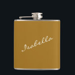 Cantil Ouro Mostarda Elegante Nome em Roteiro Festa de Ca<br><div class="desc">Celebre com estilo com este frasco de ouro amarelo mostarda com uma fonte de roteiro elegante. Perfeito para despedidas de solteira, chá de noiva e presentes para damas de honra, este design elegante é um souvenir memorável. Uma ótima escolha para brindes de festa de casamento, viagens de meninas ou uma...</div>