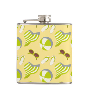 Cantil Padrão de férias em praia com óculos de sol e chap