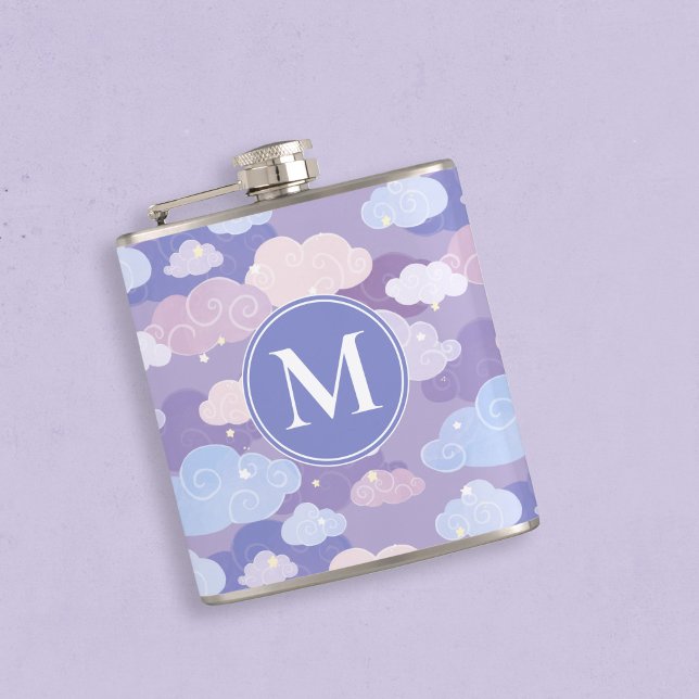 Cantil Padrão de Nuvens e Estrelas de Pastel Whimsical (Monogram Purple Clouds & Sky Pattern Flask)