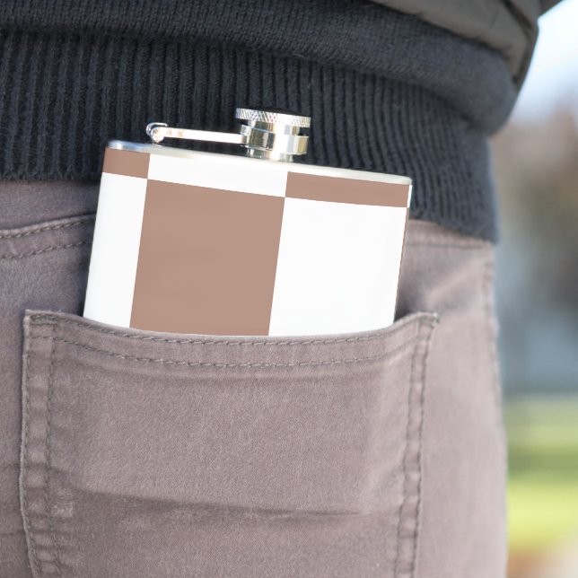 Cantil Padrão verificado em branco e Mocha Mousse (In Situ)