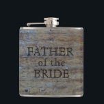 Cantil Pai da grão rústica da madeira do casamento da<br><div class="desc">O PAI customizável do olhar de madeira masculino da NOIVA afligiu o fundo de madeira da grão que é foto real da madeira velha, scarred. Presente de casamento masculino agradável para o pai da noiva e personalizado para membros de festa de casamento. Personalize-o contudo gostam com uma mensagem, um nome,...</div>