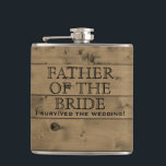 Cantil País de madeira rústico que Wedding o pai de | da<br><div class="desc">O pai engraçado customizável da garrafa do casamento da noiva com fundo da madeira rústica, velha do celeiro embarca. Lê o "pai da noiva" no estilo tradicional, letras principais do preto. Debaixo dele lê-me "sobreviveu ao casamento!" em todas as capitais pretas. Presente engraçado, rústico da festa de casamento para o...</div>