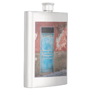 Cantil Parede colorida com porta azul