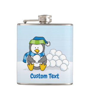 Cantil Pequeno pinguim sentado com bolas de neve num fras