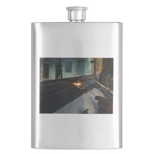 Cantil Pessoa que solda um grande, objeto do metal