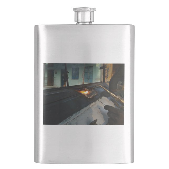 Cantil Pessoa que solda um grande, objeto do metal (Frente)