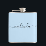 Cantil Presente Personalizado para Damas de Honra Azul Pa<br><div class="desc">Uma garrafa de casamento personalizada azul pastel perfeita para presentes para damas de honra, presentes de proposta para damas de honra, presentes para festa de despedida de solteira e decoração de chá de noiva. Personalize o copo com seu nome e título e crie um presente único para a festa de...</div>