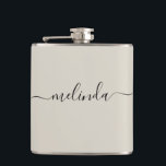 Cantil Presente Personalizado para Damas de Honra Casamen<br><div class="desc">Uma garrafa de casamento personalizada bege perfeita para presentes de damas de honra, presentes de proposta de damas de honra, presentes de festa de despedida de solteira e decoração de chá de noiva. Personalize o copo com seu nome e título e crie um presente único para a festa de casamento....</div>