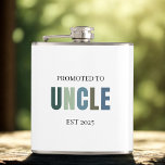 Cantil Promovido ao Tio EST 2025 | Presente personalizado<br><div class="desc">Saúde a um novo título marca! Este frasco "Promovido ao Tio EST 2025" envolto em vinilo é o presente perfeito e funcional para um tio da primeira vez. Projetado com fontes modernas limpas e tons pastéis macios, é uma maneira memorável de marcar a ocasião — excelente de anúncios de bebês,...</div>