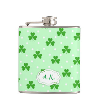 Cantil Rua irlandesa do shamrock verde.