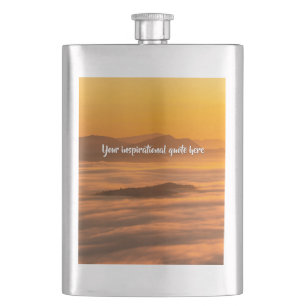 Cantil Seu texto personalizado sobe acima da paisagem neb