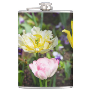 Cantil Tulipas brancas, cor-de-rosa e amarelas no jardim