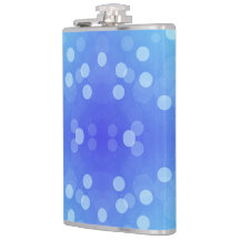 Uma garrafa metálica com um fundo azul vibrante