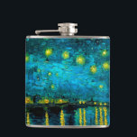 Cantil Van Gogh Starry Night Over the Rhône<br><div class="desc">Flask que apresenta o óleo de Vincent van Gogh,  pintando Starry Night sobre o Ródano (1888). As estrelas amarelas brilhantes decoram o céu azul noturno como um casal rolando ao longo de um riverbank em Arles. Um presente perfeito para fãs de Impressionismo Poste e arte holandesa.</div>