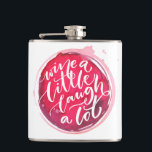 Cantil Vinhos<br><div class="desc">Um frasco personalizado apresenta o texto "Vinho a Little Laugh A Lot" numa mancha de vinho tinto. Um presente divertido para a família,  amigos,  festa de solteira,  fim de semana da menina,  aniversário ou crio para você. CORRESPONDENTE a itens na nossa coleção.</div>