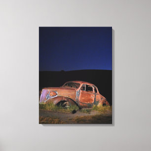Canvas de céu escuro com Carro vintage enferrujado